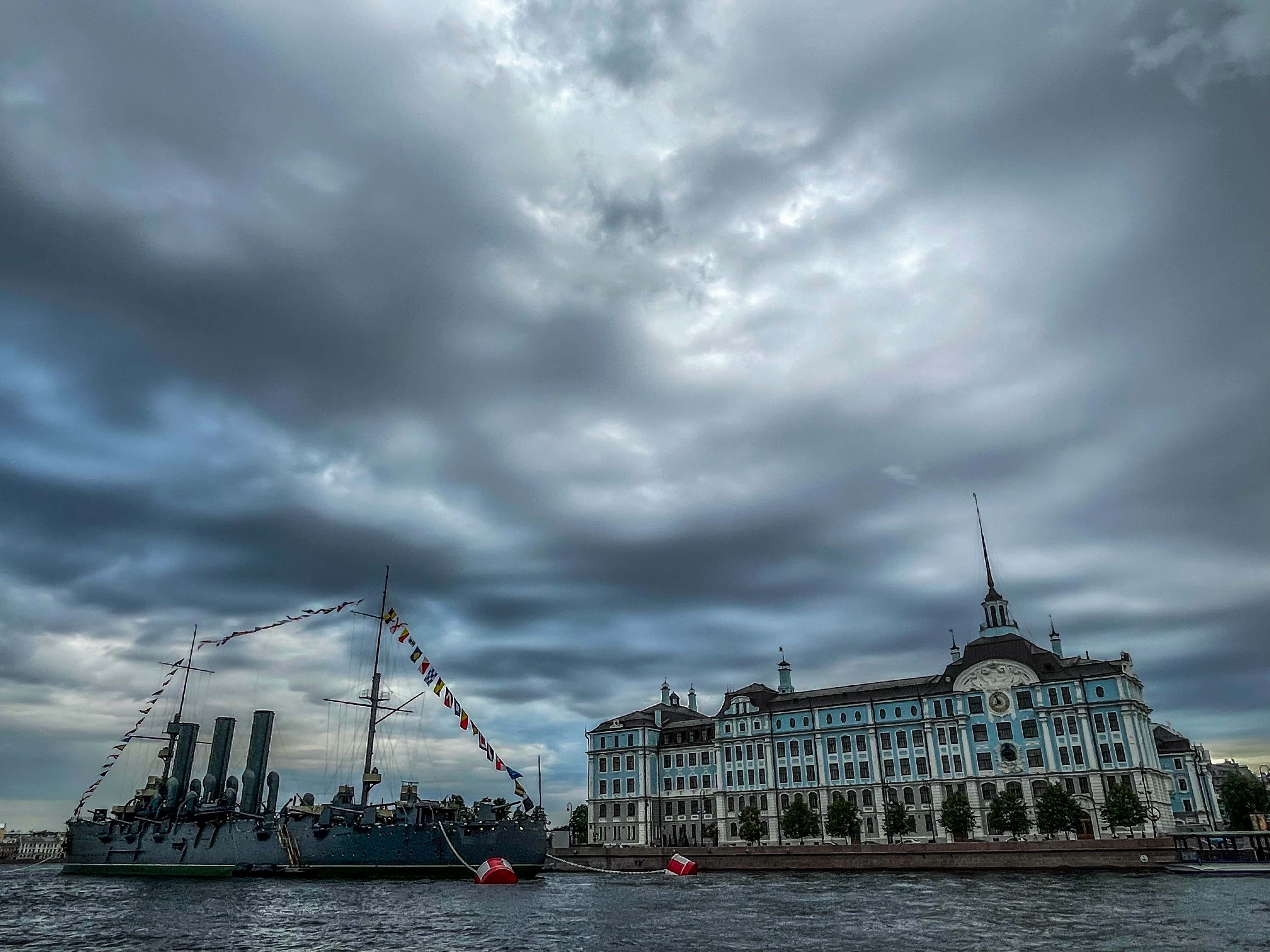 Водные прогулки в Петербурге: незабываемое путешествие по рекам и каналам